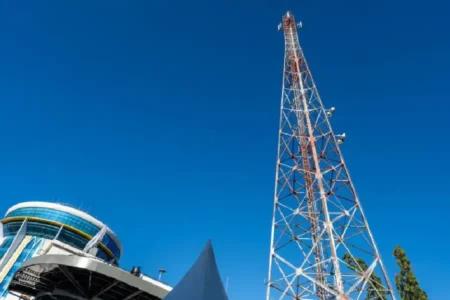 Indosat Catat Pendapatan Rp13,5 Triliun di Kuartal II 2025, Fokus pada Inovasi dan Transformasi AI Indosat raih pendapatan Rp13,5 T di kuartal II 2025, perkuat jaringan 4G dan transformasi menuju AI-TechCo demi masa depan digital Indonesia.