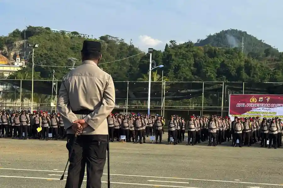 Apel Pergeseran Pasukan di Lapangan PTC Jayapura yang dipimpin langsung oleh Kapolresta Jayapura Kota, Kombes Pol Fredrickus W.A Maclarimboen.