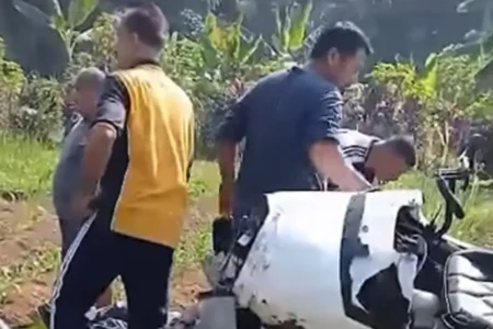 Tangkapan layar video warga saat membantu proses evakuasi korban kecelakaan pesawat latih yang jatuh di Ciampea, Bogor
