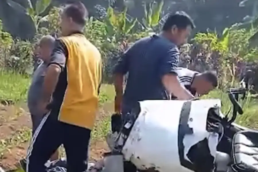 Marsma TNI (Purn) Fajar Adriyanto Gugur dalam Kecelakaan Pesawat Latih di Bogor Tangkapan layar video warga saat membantu proses evakuasi korban kecelakaan pesawat latih yang jatuh di Ciampea, Bogor