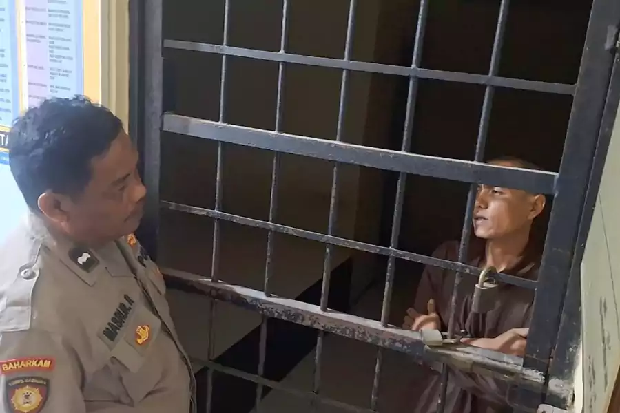 Malam Mencekam di Lamongan, Satu Keluarga Jadi Korban Amukan Tetangga ODGJ Tersangka Ahmad Syarifuddin, saat berada di Mapolsek Sugio, Kabupaten Lamongan, Kamis (21/8/2025).
