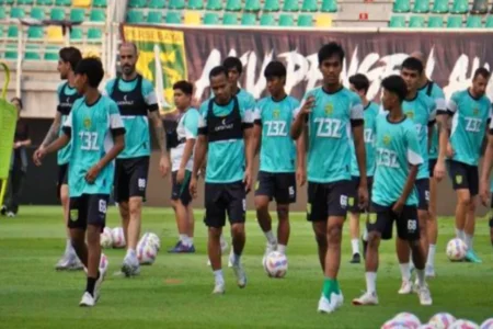 Pelatih Persebaya Asal Spanyol Nilai Sepak Bola Indonesia Meningkat Pemain Persebaya