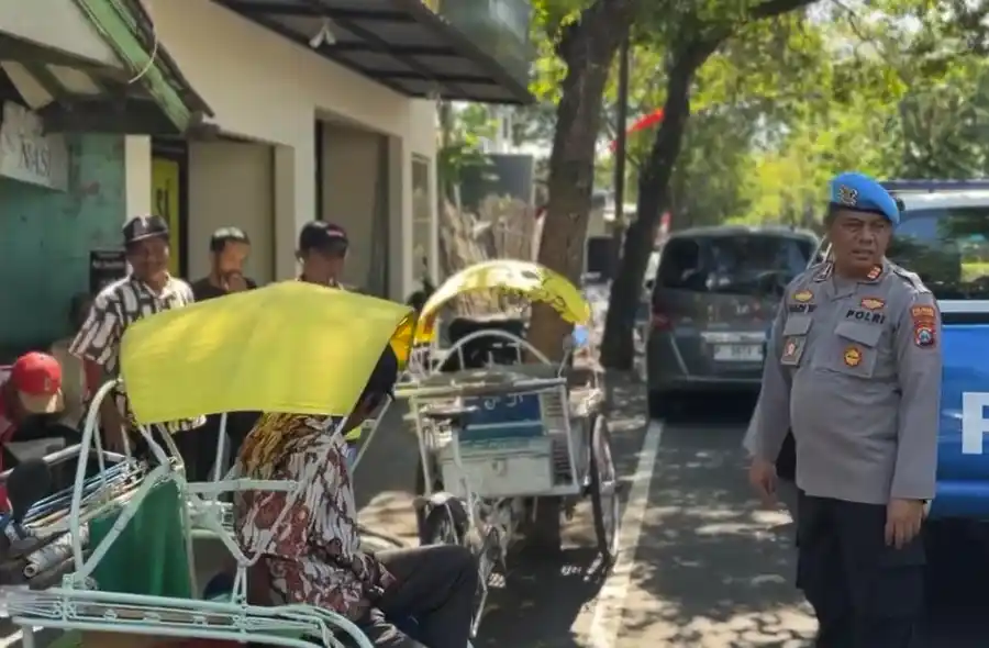 Polresta Banyuwangi Gelar Patroli Dialogis dan Bagikan Nasi untuk Abang Becak Jaga Kamtibmas, Polresta Banyuwangi gelar patroli dialogis sambil bagikan nasi kotak