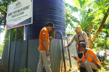 SIG berikan bantuan air bersih berupa tandon air dan pipanisasi untuk distribusi air bersih ke rumah warga Dusun Bulu dan Dusun Mah Beser di Desa Tuwiri Kulon, Kecamatan Merakurak, Kabupaten Tuban, Jawa Timur.