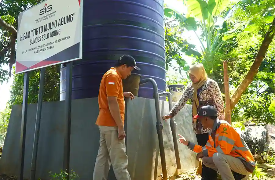 SIG Bangun Infrastruktur Air Bersih Desa Tuwiri Kulon di Tuban SIG berikan bantuan air bersih berupa tandon air dan pipanisasi untuk distribusi air bersih ke rumah warga Dusun Bulu dan Dusun Mah Beser di Desa Tuwiri Kulon, Kecamatan Merakurak, Kabupaten Tuban, Jawa Timur.
