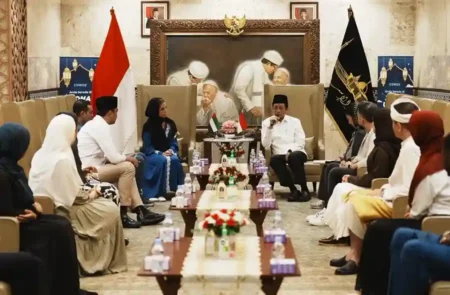 Menag RI Nasaruddin Umar saat menerima kunjungan delegasi Zayed Award for Human Fraternity di Masjid Istiqlal (foto: Dok Kemenag RI)
