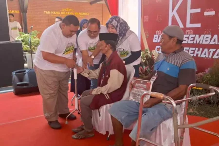 Kajari Kabupaten Mojokerto, Endang Tirtana memberikan bantuan kepada masyarakat yang membutuhkan. [Foto: Misti/Beritajatim.com]