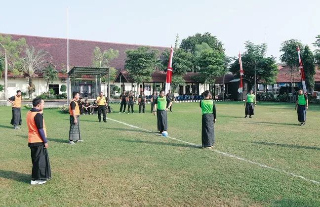 Menghapus Sekat, Sepakbola Sarung Menyatukan Polisi dan Wartawan di Jombang foto beritajatim