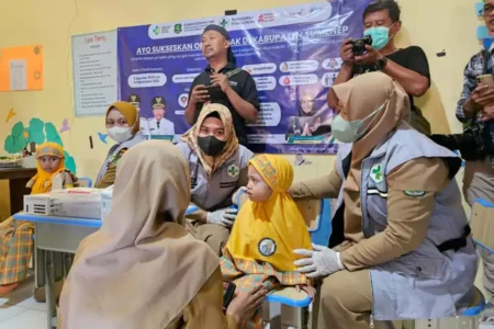Proses imunisasi massal Campak Rubela di Sumenep. [Temmy/Beritajatim.com]