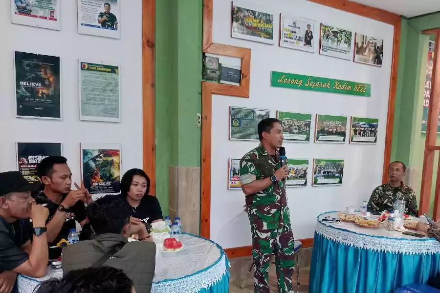 Program Makan Bergizi Gratis di Bondowoso Berjalan, Dandim Pastikan Kualitas Hingga Distribusi Dandim 0822 Bondowoso, Letkol Arh Achmad Yani saat audiensi dengan sejumlah jurnalis di Kodim setempat, Jumat (19/9/2025). (Deni Ahmad Wijaya/Beritajatim.com)