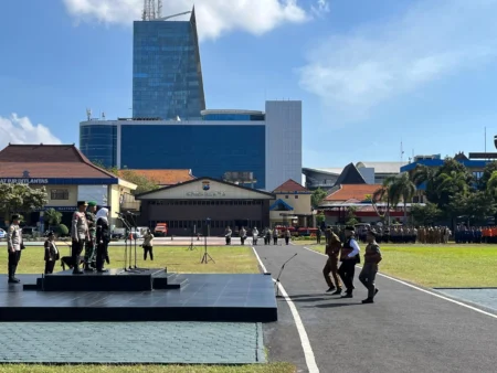 Gubernur Jawa Timur Khofifah saat pimpin apel dan doa bersama potensi masyarakat Jawa Timur untuk negeri di Surabaya, Senin