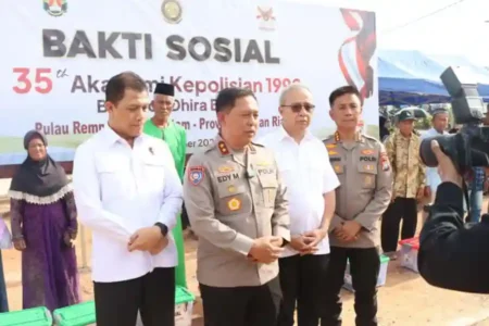 Polri bersama IKDB 90 gelar bakti sosial 35 tahun alumni Akpol 1990 dengan membagikan 1.485 paket sembako bagi warga di Rempang Batam.