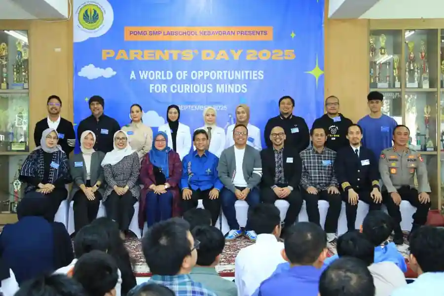 Kadiv Humas Polri Irjen Pol. Sandi Nugroho beri motivasi dan pemahaman tugas kepolisian kepada siswa SMP Labschool Kebayoran, Jakarta Selatan.
