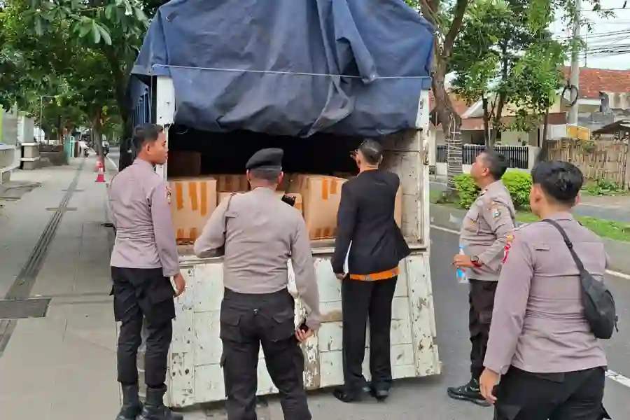 Polresta Banyuwangi Amankan Truk Bermuatan 2.000 Botol Arak Tanpa Dokumen Resmi Polresta Banyuwangi amankan truk berisi 2.000 botol arak tanpa dokumen resmi saat patroli di Jalan Gajah Mada, Banyuwangi.