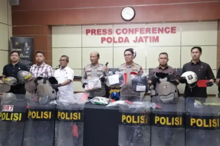 Polda Jatim ungkap 997 pelaku aksi anarkis di 10 kota dengan kerugian Rp256 miliar. Ratusan tersangka kini jalani proses hukum.