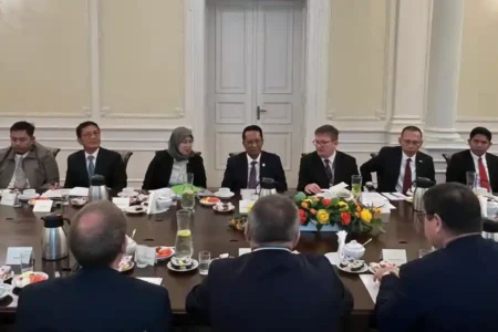 Indonesia dan Polandia resmi menandatangani perjanjian MLA untuk pemberantasan kejahatan lintas negara, mempererat hubungan diplomatik kedua negara.