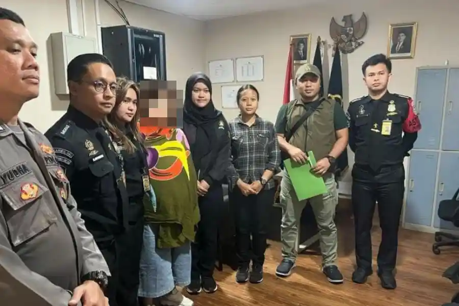Polri dan Kepolisian Singapura Ungkap Sindikat Perdagangan Bayi Lintas Negara Polri bekerja sama dengan Kepolisian Singapura membongkar sindikat perdagangan bayi lintas negara yang beroperasi di Jawa Barat dan melibatkan 22 tersangka.