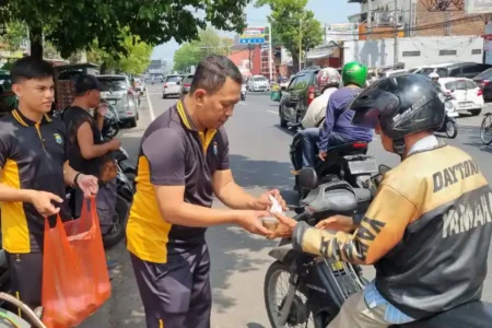 Polres Mojokerto Kota membagikan puluhan bubur kacang hijau kepada tukang becak dan warga sekitar Stasiun Mojokerto sebagai wujud kepedulian Polri.