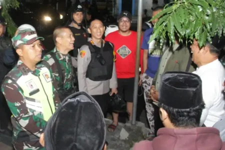 Polres Kediri Kota bersama Kodim 0809 gelar patroli gabungan usai aksi demo. TNI-Polri pastikan keamanan dan perekonomian tetap berjalan kondusif.