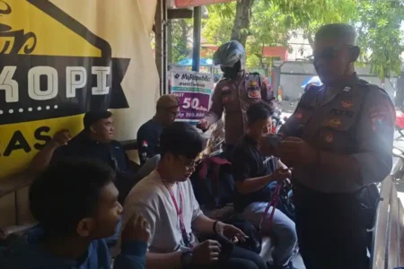Beberapa remaja yang diamankan untuk penyelidikan lebih lanjut.