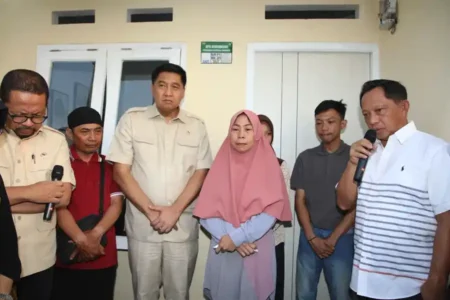 Mendagri Tito Karnavian saat menyerahkan rumah bagi keluarga Affan Kurniawan di Kompleks Pesona Kahuripan 10, Kecamatan Cileungsi, Kabupaten Bogor, Jawa Barat