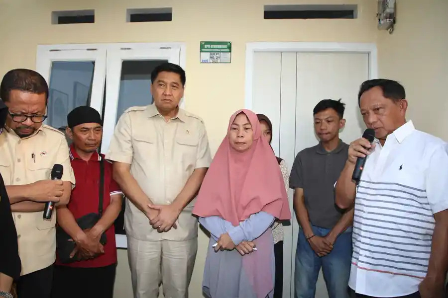 Mendagri Serahkan Rumah dari Presiden untuk Keluarga Affan Kurniawan di Bogor Mendagri Tito Karnavian saat menyerahkan rumah bagi keluarga Affan Kurniawan di Kompleks Pesona Kahuripan 10, Kecamatan Cileungsi, Kabupaten Bogor, Jawa Barat