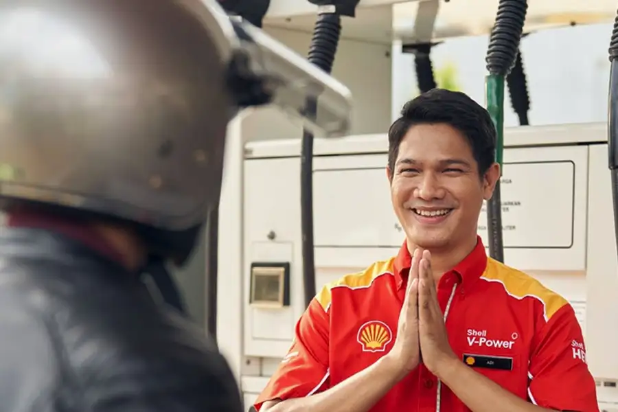 Menteri ESDM Bahlil Tegaskan Tak Ada Kelangkaan BBM, Swasta Diminta Kerja Sama dengan Pertamina Layanan pembelian BBM di SPBU Shell (foto: Dok Shell)
