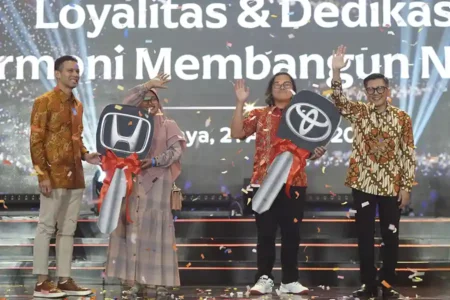 SIG Perkuat Mitra Toko Bangunan di Jawa Timur lewat Retailer Gathering 2025 Direktur Pengembangan Bisnis & Strategy, Dennis Pratistha (paling kiri) dan Direktur Sales dan Marketing SIG, Dicky Saelan (paling kanan) bersama pemilik toko bangunan penerima super grandprize pada ajang Retailer Gathering SIG yang berlangsung The Westin Surabaya Grand Ballroom & Convention Center, akhir Agustus 2025.