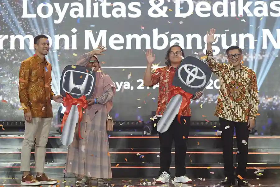 SIG Perkuat Mitra Toko Bangunan di Jawa Timur lewat Retailer Gathering 2025 Direktur Pengembangan Bisnis & Strategy, Dennis Pratistha (paling kiri) dan Direktur Sales dan Marketing SIG, Dicky Saelan (paling kanan) bersama pemilik toko bangunan penerima super grandprize pada ajang Retailer Gathering SIG yang berlangsung The Westin Surabaya Grand Ballroom & Convention Center, akhir Agustus 2025.