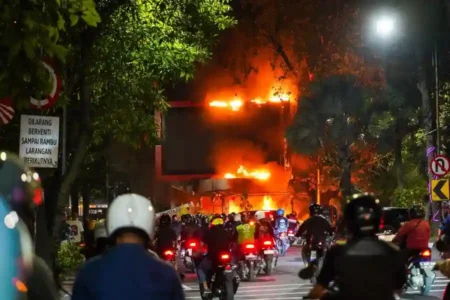 Polda Jatim Pulangkan 682 Orang Terlibat Kerusuhan, Kerugian Capai Rp256 Miliar Rusuh setelah unjuk rasa di Surabaya (foto: Roesdan Suriansyah)