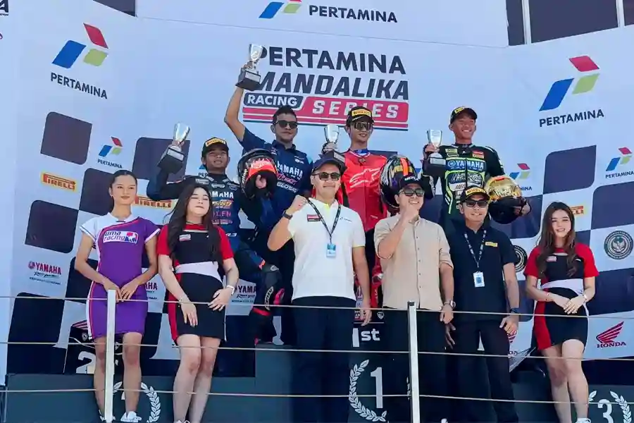 Felix Putra Mulya Juara Pertamina Mandalika Racing Series 2025 Putaran Ke-4 Pembalap muda Felix Putra Mulya juarai Pertamina Mandalika Racing Series 2025 kelas 250 cc di Sirkuit Mandalika, Lombok, dengan keunggulan tiga detik.