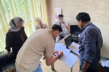 Dua WNA Jadi Tersangka Penyalahgunaan Izin Tinggal di Yogyakarta Dua WNA ditetapkan tersangka oleh Imigrasi Yogyakarta atas penyalahgunaan izin tinggal investor dengan alamat usaha fiktif di Jakarta Selatan.