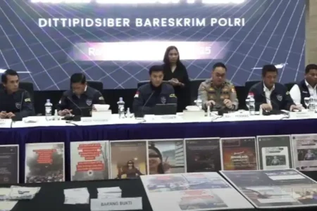 Bareskrim Polri menangkap pasangan suami istri yang diduga menghasut aksi geruduk rumah Ahmad Sahroni dan Polres Jakut lewat media sosial.