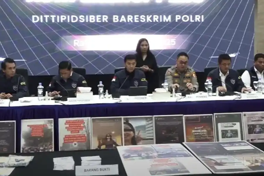 Bareskrim Amankan Pasutri Penghasut Aksi Geruduk Rumah Ahmad Sahroni dan Polres Jakut Bareskrim Polri menangkap pasangan suami istri yang diduga menghasut aksi geruduk rumah Ahmad Sahroni dan Polres Jakut lewat media sosial.