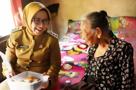 Bupati Lumajang Indah Amperawati saat berdialog dengan Ngatinah, lansia Dusun Wonosari, Desa Penanggal (foto: Dok Kominfo Lumajang)