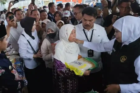 Pasar murah yang digelar Pemprov Jatim di Pacet diserbu ratusan warga. Beras dan minyak ludes dalam hitungan menit. Harga bahan pokok jauh lebih terjangkau.