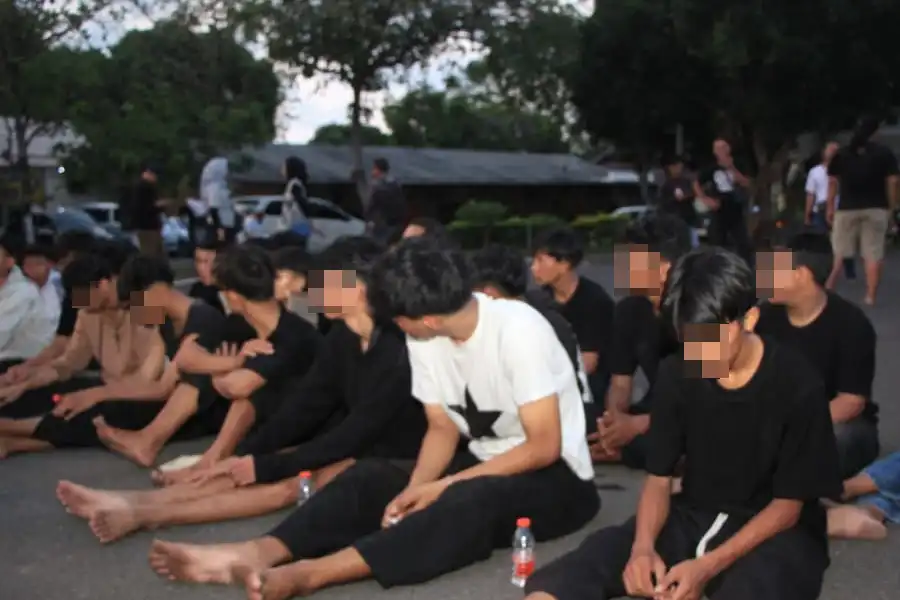 Polres Tuban Amankan 38 Oknum Pesilat Konvoi di Jalan Raya, Mayoritas Masih di Bawah Umur Polres Tuban amankan 38 oknum pesilat konvoi di jalan raya. Puluhan motor disita, peserta diberi pembinaan lalu dikembalikan ke orang tua.