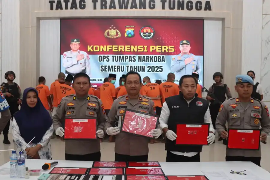 Polres Pamekasan Tangkap 19 Tersangka Narkoba dalam Operasi Tumpas Semeru 2025 Polres Pamekasan berhasil amankan 19 tersangka dari 14 kasus narkoba dalam Operasi Tumpas Semeru 2025. Polisi sita sabu 24,87 gram dan 66 pil ekstasi.
