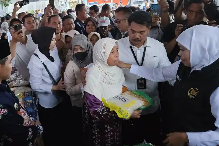 Pasar murah yang digelar Pemprov Jatim di Pacet diserbu ratusan warga. Beras dan minyak ludes dalam hitungan menit. Harga bahan pokok jauh lebih terjangkau.
