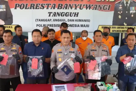 Polresta Banyuwangi ungkap sindikat curanmor lintas daerah. Empat tersangka ditangkap, delapan motor diamankan, satu di antaranya dikembalikan ke pemilik.