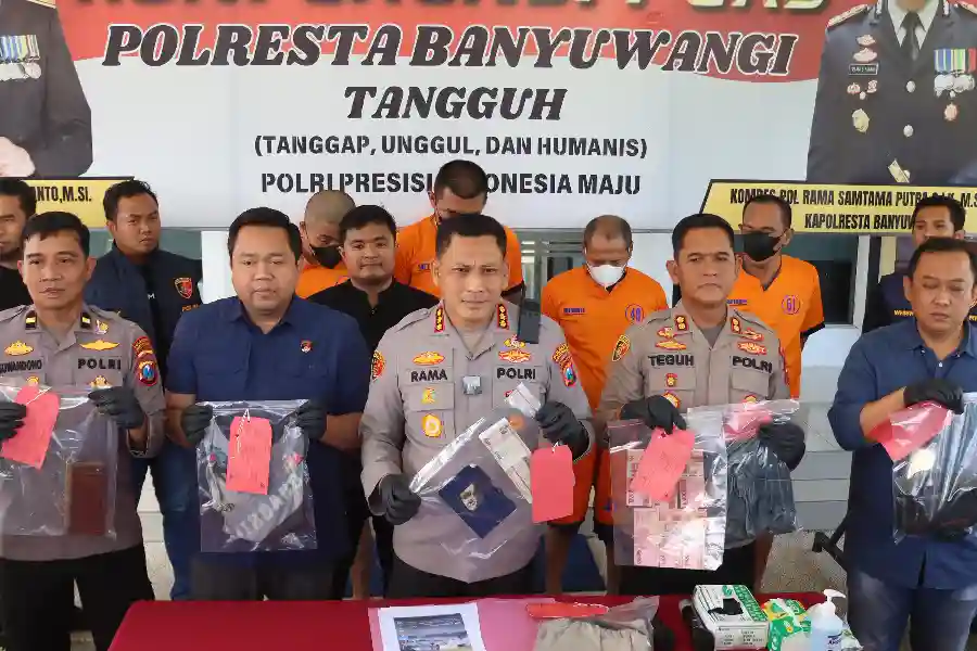 Polresta Banyuwangi Bongkar Sindikat Curanmor Lintas Daerah, Empat Tersangka Diamankan Polresta Banyuwangi ungkap sindikat curanmor lintas daerah. Empat tersangka ditangkap, delapan motor diamankan, satu di antaranya dikembalikan ke pemilik.