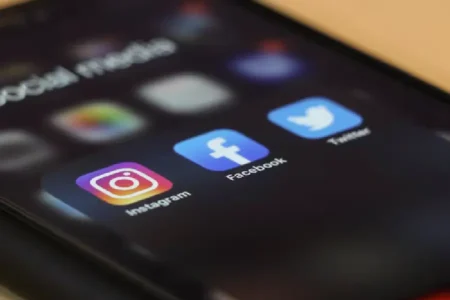 Ilustrasi social media (foto: dole777/unsplash)
