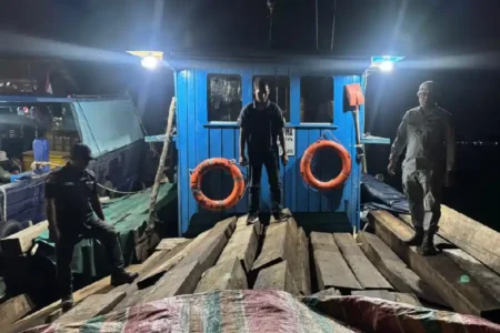 Bakamla RI dan Kemenhut menggagalkan pengangkutan kayu olahan ilegal di Batam