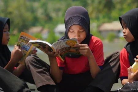 Hutama Karya luncurkan program HK Peduli Pendidikan dengan motor dan perahu pustaka, beasiswa, hingga sarana sekolah untuk dukung generasi emas Indonesia.