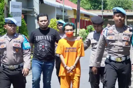 JRF (26), warga Pandaan, tersangka dalam kasus pelemparan bom molotov di Pos Polisi Lalu Lintas Pandaan