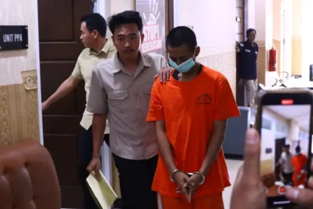 Polres Gresik amankan tersangka asusila sesama jenis terhadap anak di bawah umur. Pelaku terancam 15 tahun penjara dan denda Rp5 miliar.