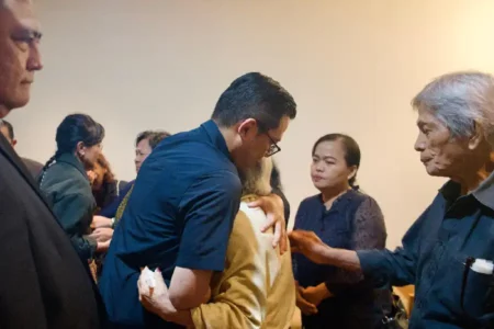 Menlu Sugiono saat bertemu keluarga Zetro yang tiba dari Peru di Bandara Soetta