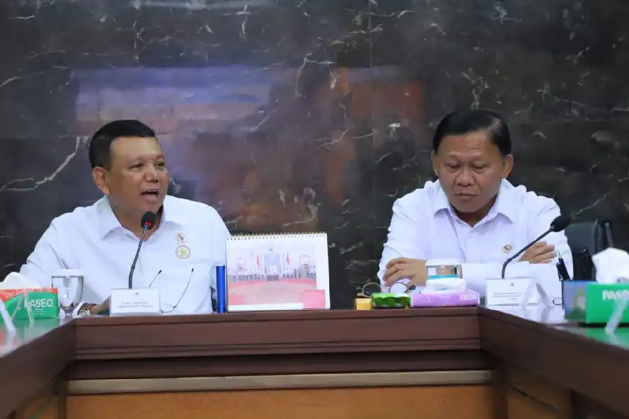 Kementerian PANRB Dukung Pembentukan BOP Pantura Jawa untuk Percepat Pembangunan Giant Sea Wall Kementerian PANRB dukung pembentukan BOP Pantura Jawa guna integrasi pembangunan Giant Sea Wall sebagai proteksi wilayah pesisir dan kawasan strategis nasional.