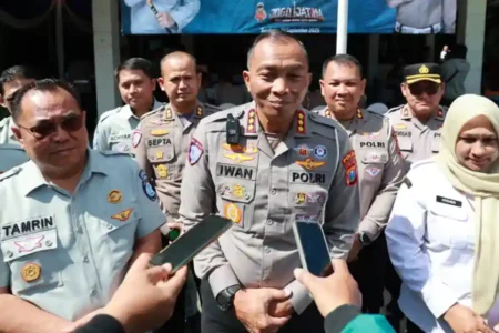 Ditlantas Polda Jatim gelar bakti sosial dan kesehatan di Surabaya untuk sambut Hari Lalu Lintas Bhayangkara ke-70, bantu nelayan dan warga kurang mampu.