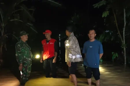 Banjir bandang dan longsor melanda Lampung Barat, lima rumah hanyut, puluhan rusak, polisi evakuasi warga hingga tengah malam tanpa korban jiwa.